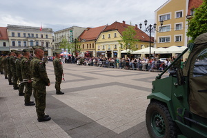 Na zdjęciu rybnicki rynek i ślubowanie klas mundurowych.