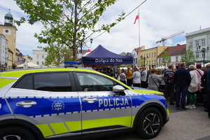 Na zdjęciu policyjny radiowóz oraz policjanci promujący służbę w Policji.