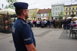 Na zdjęciu policjant podczas zabezpieczenia ślubowania klas mundurowych.