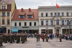 Na zdjęciu rybnicki rynek i ślubowanie klas mundurowych.