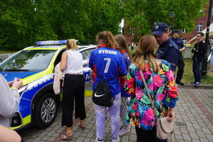 Na zdjęciu policjanci opowiadają o służbie w Policji.