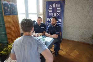 Na zdjęciu policjanci promujący służbę w Policji.