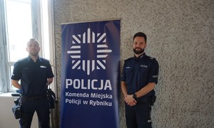 Na zdjęciu policjanci z rybnickiej komendy promujący służbę w Policji.