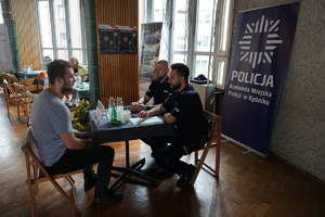 Na zdjęciu policjanci z rybnickiej komendy podczas promowania służby w Policji.