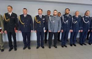 Na zdjęciu uroczyste zaproszeni goście oraz policjanci, którzy uczestniczą w uroczystym wprowadzeniu rybnickiego komendanta.