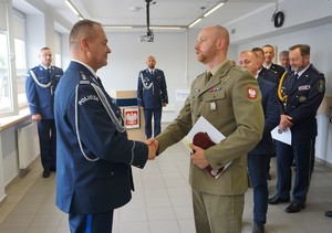 Na zdjęciu inspektor Arkadiusz Więcek przyjmuje gratulacje od zaproszonych gości.