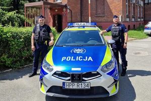 Na zdjęciu policjanci z Komisariatu Policji w Czerwionce - Leszczynach, którzy uratowali 72-latkę z pożaru.