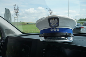 Na zdjęciu policyjna czapka.