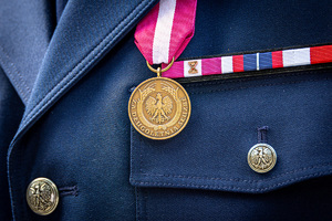 Na zdjęciu medal za długoletnią służbę przypięty do munduru.