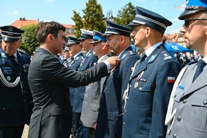 Na zdjęciu policjanci, którzy otrzymują medale za długoletnia służbę.