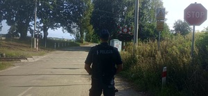 Na zdjęciu policjanci zabezpieczają miejsce zdarzenia, śmiertelnego potrącenia mężczyzny.