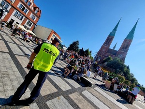 Naczelnik ruchu drogowego podczas Pielgrzymki w Rybniku dba o bezpieczeństwo, w rejonie kościoła.