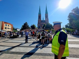 Na zdjęciu Naczelnik ruchu drogowego, który kieruje zabezpieczeniem przejścia Pielgrzymów z terenu Rybnika.