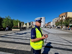 Na zdjęciu Naczelnik ruchu drogowego, który kieruje zabezpieczeniem przejścia Pielgrzymów z terenu Rybnika.