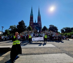 Na zdjęciu Bazylika w Rybniku oraz Pielgrzymi, którzy idą do Częstochowy.