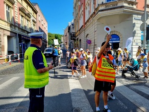 Na zdjęciu Bazylika w Rybniku oraz Pielgrzymi, którzy idą do Częstochowy.