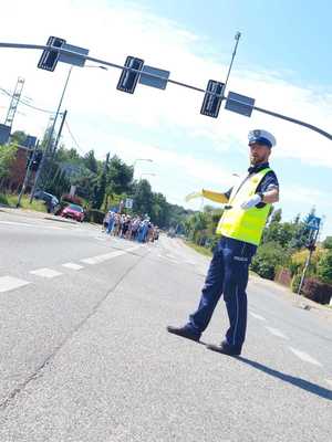 Na zdjęciu policjant kierujący ruchem drogowym.