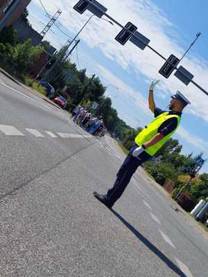 Na zdjęciu policjant kierujący ruchem drogowym.