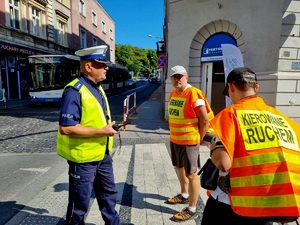 Na zdjęciu Naczelnik Ruchu Drogowego oraz osoby kierujące ruchem drogowym.