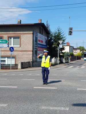 Na zdjęciu policjant kierujący ruchem drogowym.