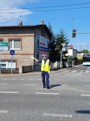 Na zdjęciu policjant kierujący ruchem drogowym.