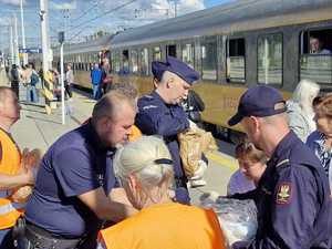 Każda osoba, która chciała, otrzymała ciepły posiłek od policajntów.