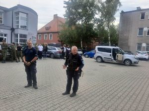 Na zdjęciu policjanci - przewodnicy psów służbowych opowiadają o służbie w Policji.