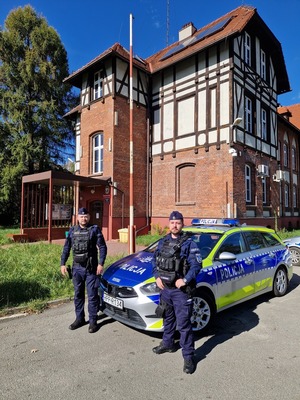 Na zdjęciu policjanci z Komisariatu Policji w Czerwionce - Leszczynach, którzy uratowali życie 70-letniemu mężczyźnie.