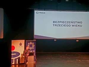 Na zdjęciu policjant - profilaktyk rybnickiej komendy.