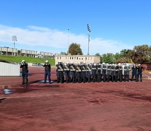 Na zdjęciu policjanci podczas ćwiczeń na stadionie w Rybniku.