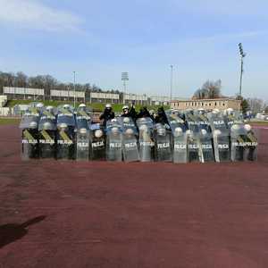 Na zdjęciu policjanci podczas ćwiczeń na stadionie w Rybniku.