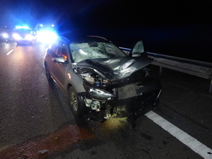 Na zdjęciu uszkodzony samochód osobowy. Miejsce wypadku śmiertelnego na autostradzie w Szczejkowicach.