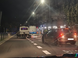 Na zdjęciu nocne działania policjantów z drogówki w Rybniku. Mundurowi kontrolują pojazdy.