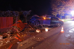 Na zdjęciu Rybnik, ulica Wolna. Pijany kierujący osobówką uderzył w ogrodzenie posesji.