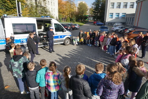 Na zdjęciu policjanci rozmawiają z dziećmi o bezpieczeństwie.