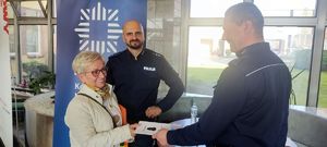 Na zdjęciu policjanci przekazują cenne rady seniorce.