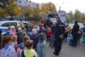 Na zdjęciu policjant z drogówki prowadzi pogadankę na temat bezpieczeństwa z uczniami.