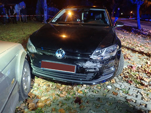 Na zdjęciu uszkodzony samochód osobowy marki Volkswagen.