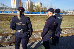 Na zdjęciu policjant oraz strażnicy podczas działań w Rybniku.