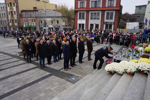 Na zajęciu delegacje przed pomnikiem Jana Pawła II.