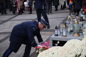 Na zdjęciu Komendant Miejski Policji w Rybniku składa kwiaty pod pomnikiem Jana Pawła II.