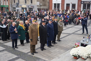 Na zdjęciu przedstawiciele służb mundurowych podczas uroczystości z okazji 11 Listopada.