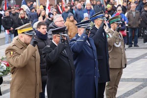 Na zdjęciu przedstawiciele służb mundurowych podczas uroczystości z okazji 11 Listopada.