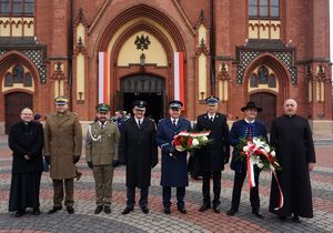 Na zdjęciu przedstawiciele służb mundurowych oraz Księża - pamiątkowe zdjęcie.