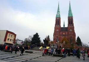 Na zdjęciu Bazylika w Rybniku oraz Pomnik Jana Pawła II.