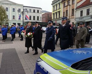 Na zdjęciu komendanci służb mundurowych podczas przemarszu na rynek.