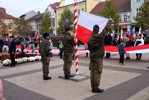 Na zdjęciu uczniowie podczas uroczystości 11 listopada - flaga Polski.