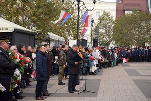 Na zdjęciu Prezydent Miasta Rybnika wita mieszkańców podczas uroczystości.