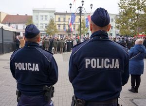 Na zdjęciu policjanci dbają o bezpieczeństwo mieszkańców w Rybniku.