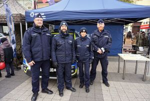 Na zdjęciu policjanci oraz stanowisko policyjne.